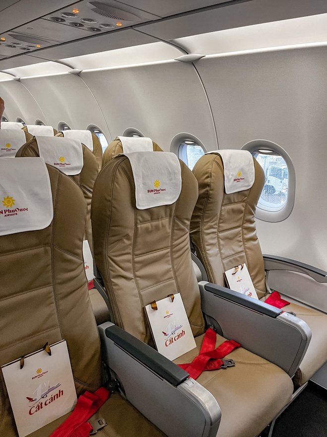 Review chuyến bay đầu tiên Sun PhuQuoc Airways: Nội thất sang, giá vé ổn nhưng suất ăn có 1 chi tiết gây chú ý- Ảnh 3.