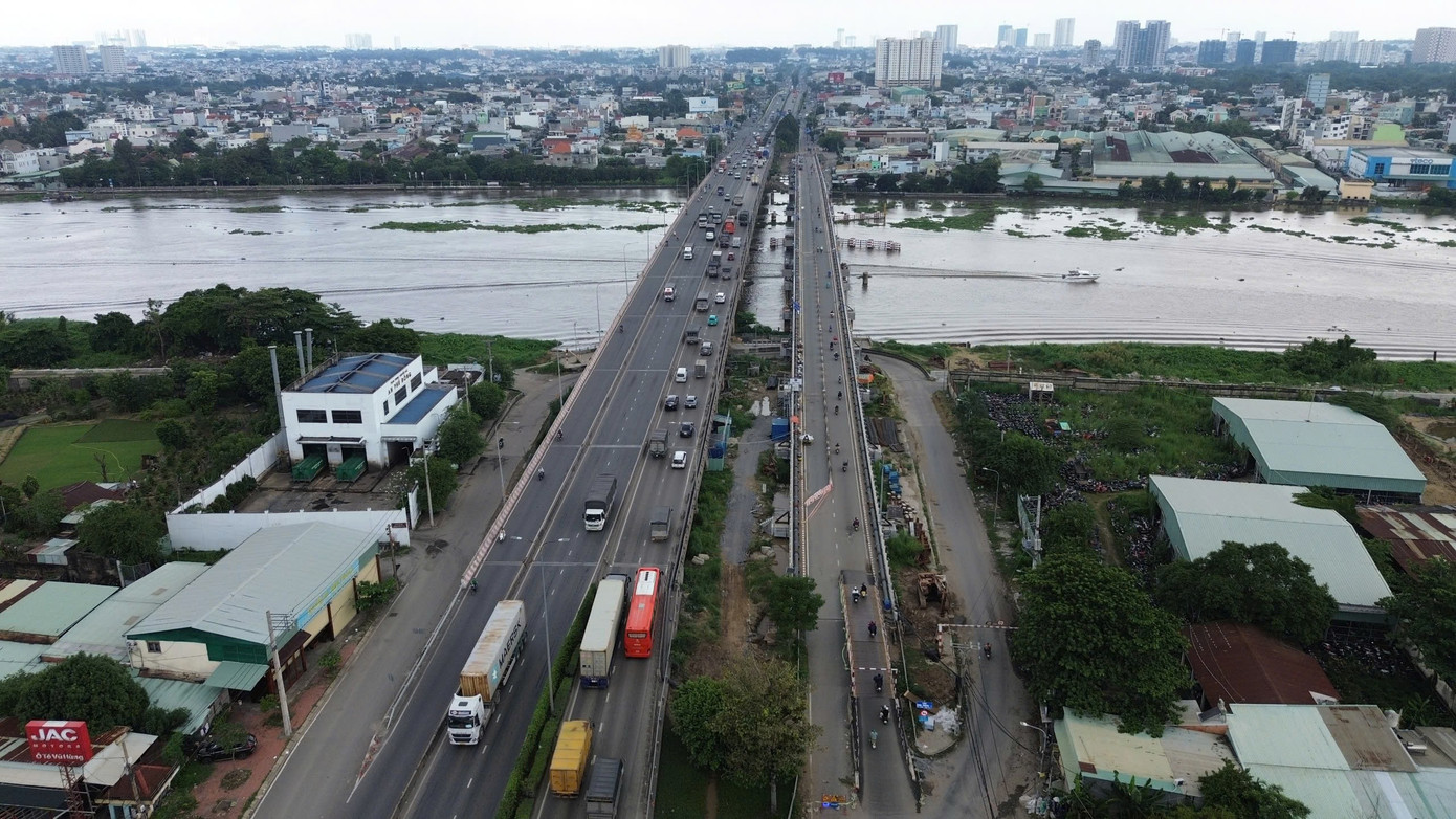 'Thần đèn' nâng cây cầu trên tuyến huyết mạch TPHCM lên 1,25 m- Ảnh 1. 'Thần đèn' nâng cây cầu trên tuyến huyết mạch TPHCM lên 1,25 m- Ảnh 1.