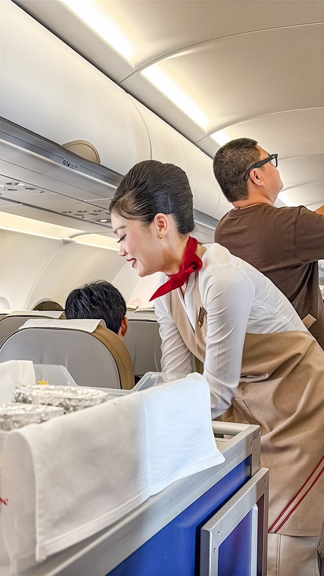 Review chuyến bay đầu tiên Sun PhuQuoc Airways: Nội thất sang, giá vé ổn nhưng suất ăn có 1 chi tiết gây chú ý- Ảnh 4.