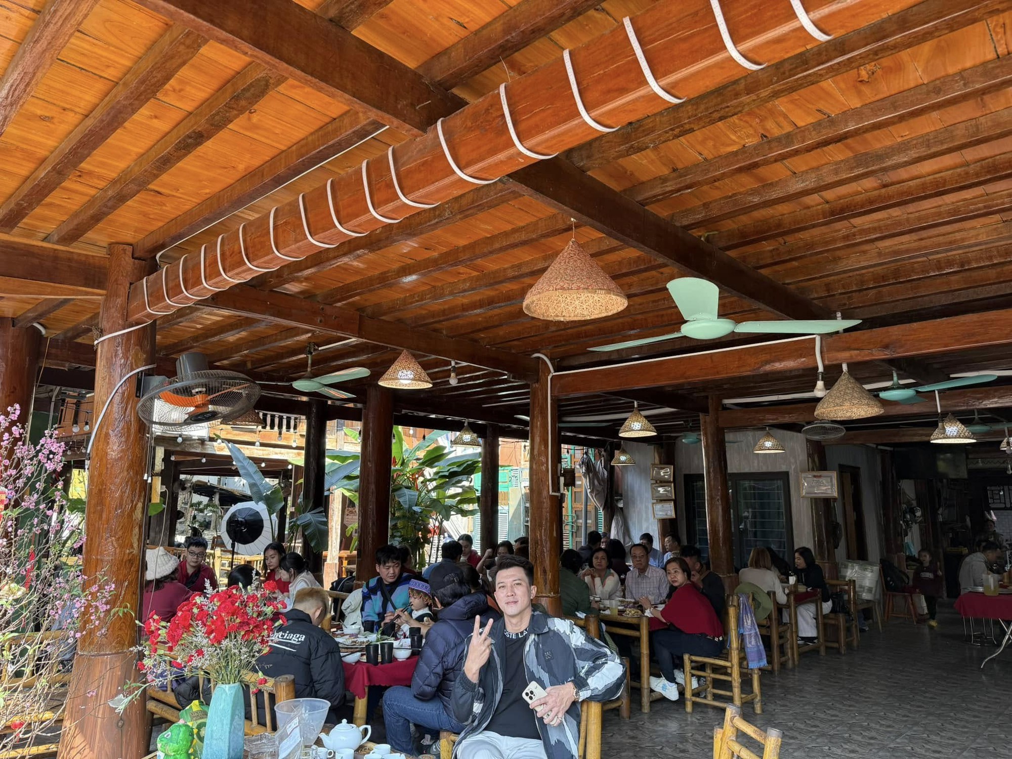 Tổng tài phim giờ vàng: Quá khứ làm bốc vác ở TP.HCM, giờ là chủ homestay, xây biệt thự, cưới hot girl- Ảnh 6.