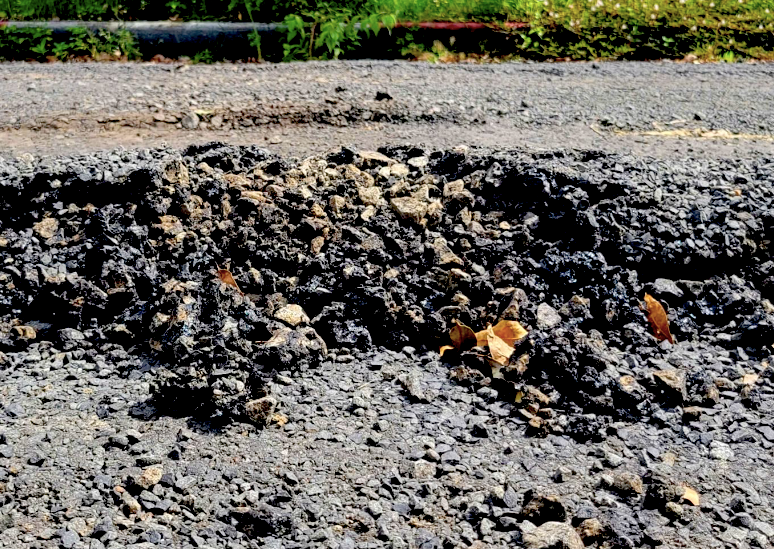 Cận cảnh con đường 'tan nát' sau khi được... sửa chữa- Ảnh 3. Cận cảnh con đường 'tan nát' sau khi được... sửa chữa- Ảnh 3.