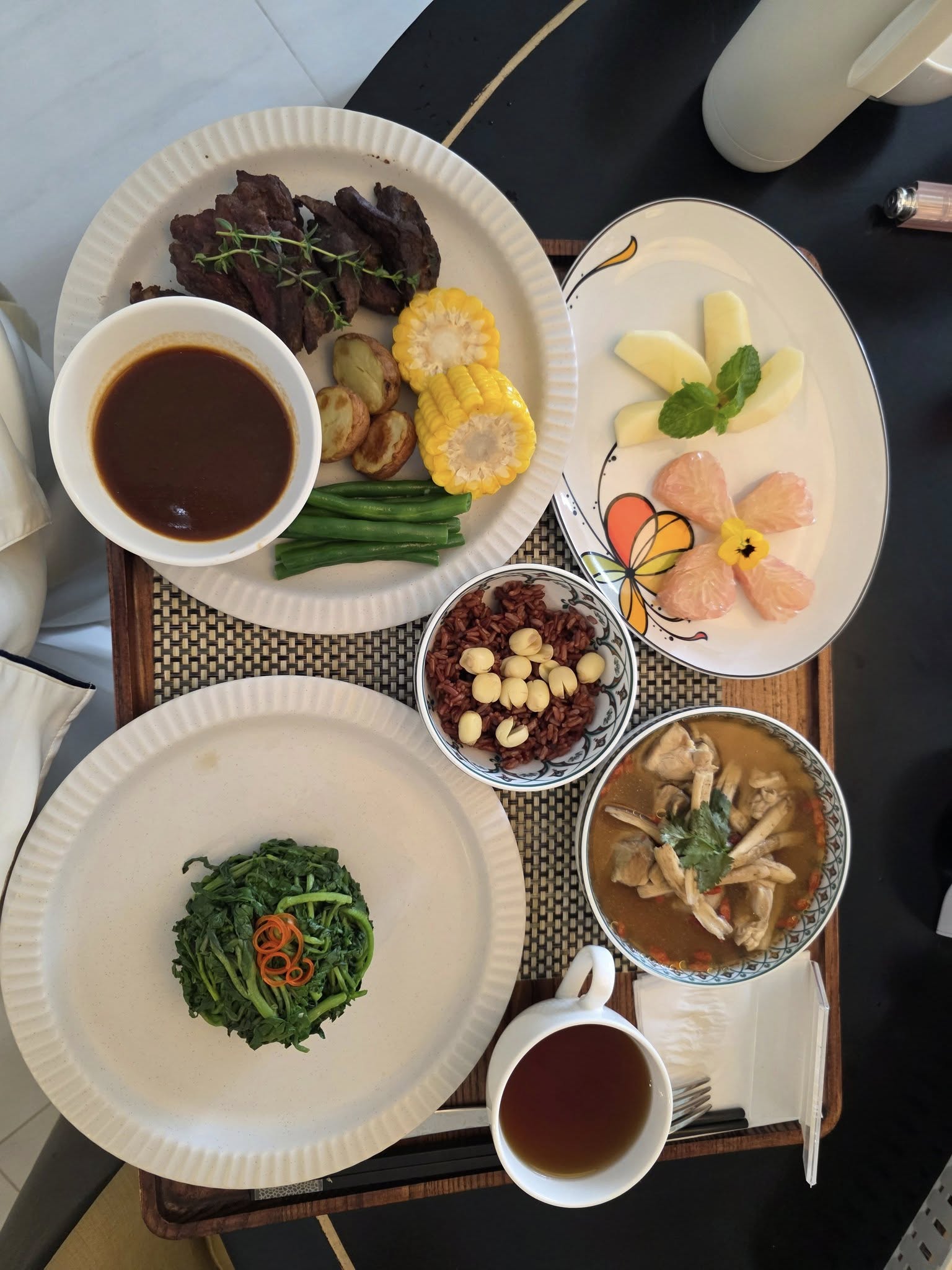 Bữa cơm đậm mùi tiền của H'Hen Niê- Ảnh 6. Bữa cơm đậm mùi tiền của H'Hen Niê- Ảnh 6.