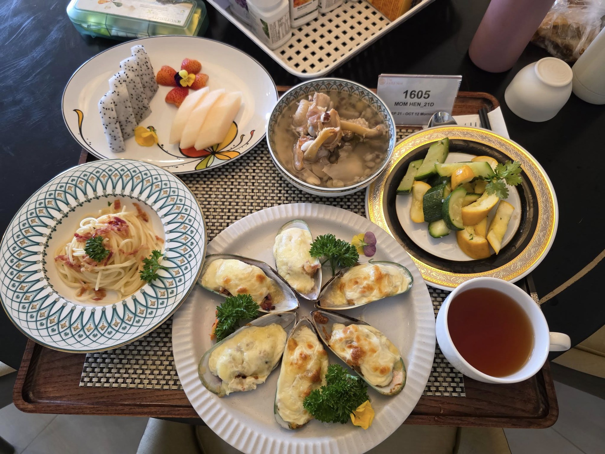 Bữa cơm đậm mùi tiền của H'Hen Niê- Ảnh 5. Bữa cơm đậm mùi tiền của H'Hen Niê- Ảnh 5.