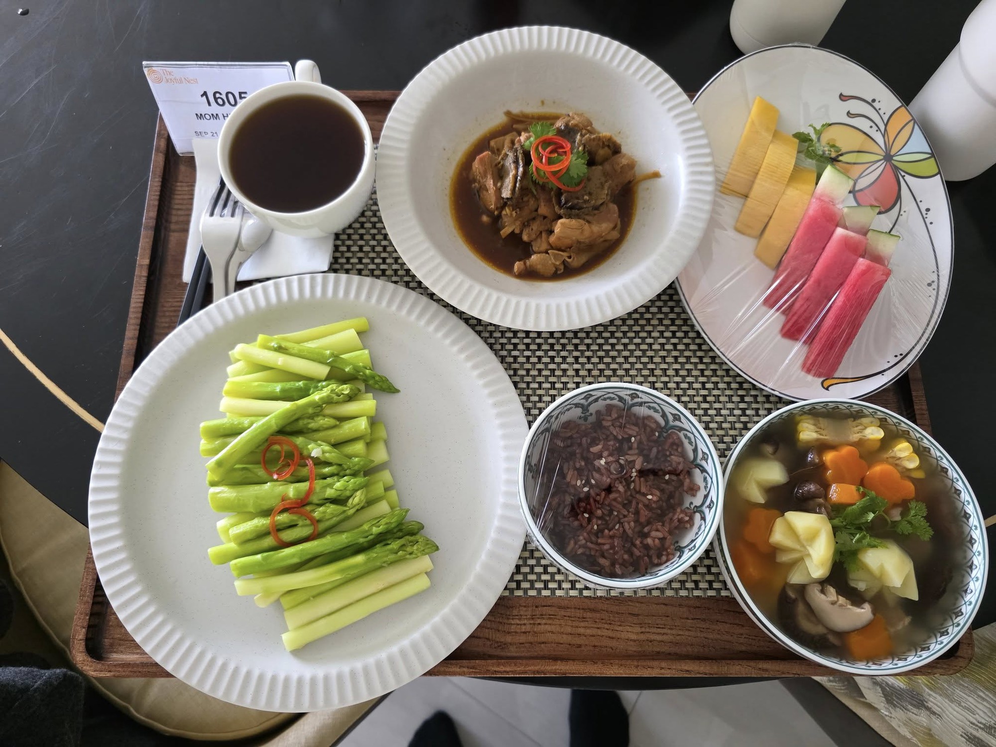 Bữa cơm đậm mùi tiền của H'Hen Niê- Ảnh 3. Bữa cơm đậm mùi tiền của H'Hen Niê- Ảnh 3.