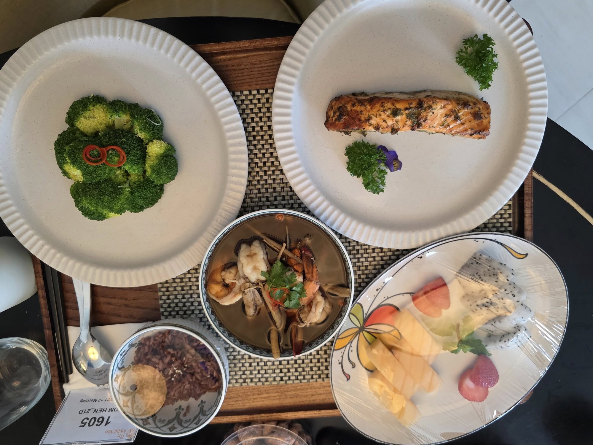 Bữa cơm đậm mùi tiền của H'Hen Niê- Ảnh 4. Bữa cơm đậm mùi tiền của H'Hen Niê- Ảnh 4.