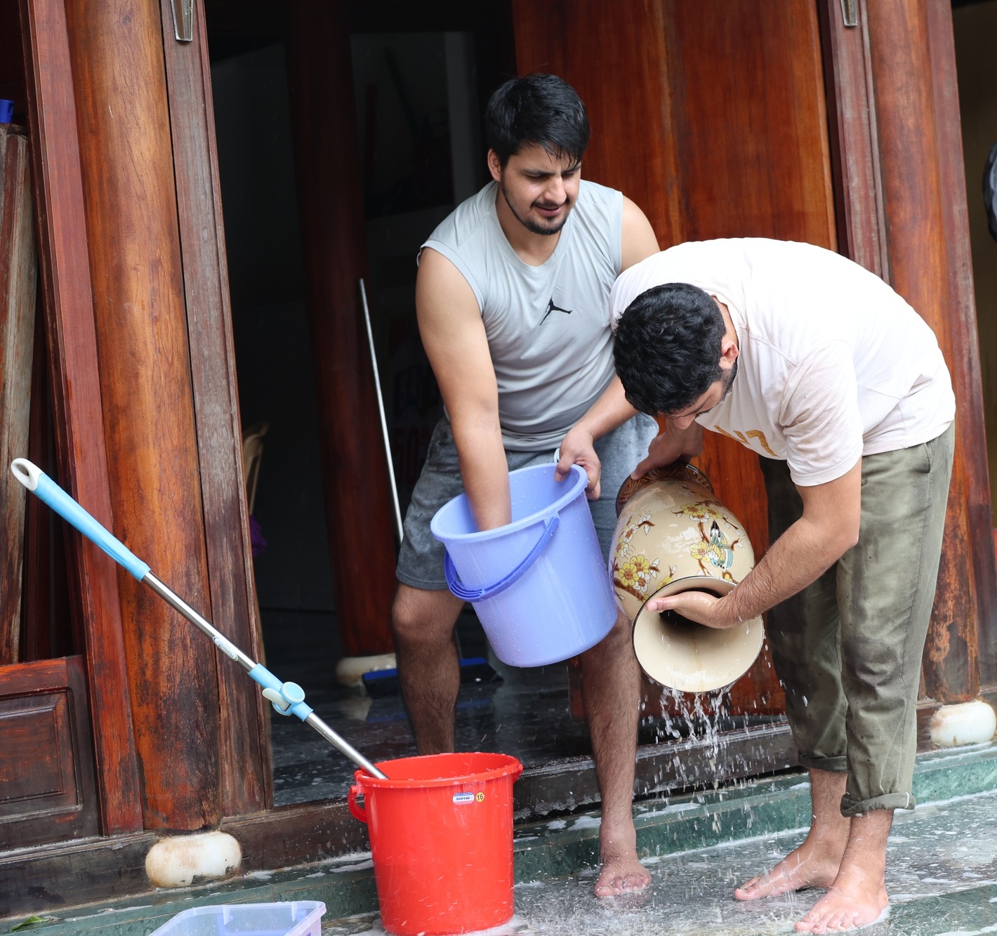 Khách Tây đi chân trần, xắn quần dọn lũ cùng dân Hội An- Ảnh 3. Khách Tây đi chân trần, xắn quần dọn lũ cùng dân Hội An- Ảnh 3.