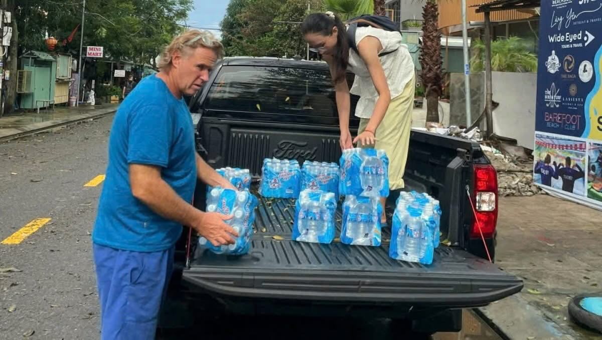 Khách Tây đi chân trần, xắn quần dọn lũ cùng dân Hội An- Ảnh 5. Khách Tây đi chân trần, xắn quần dọn lũ cùng dân Hội An- Ảnh 5.