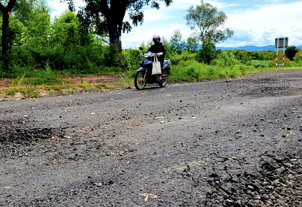 Cận cảnh con đường 'tan nát' sau khi được... sửa chữa- Ảnh 4. Cận cảnh con đường 'tan nát' sau khi được... sửa chữa- Ảnh 4.