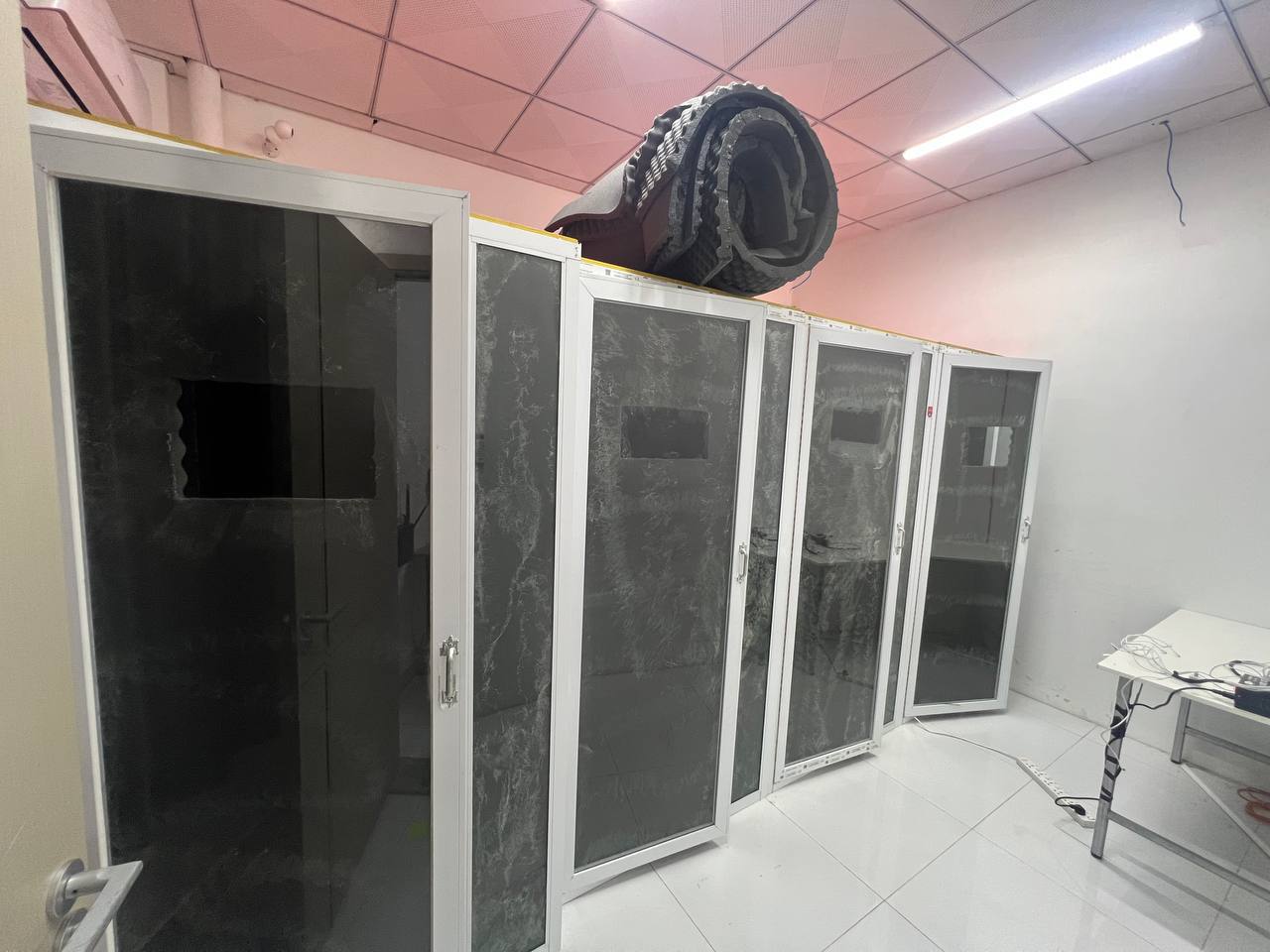 24 buồng gọi, 19 hộ chiếu, 20 điện thoại và phông nền FBI: Đột kích bên trong hang ổ lừa đảo xuyên quốc gia tại Campuchia- Ảnh 7.