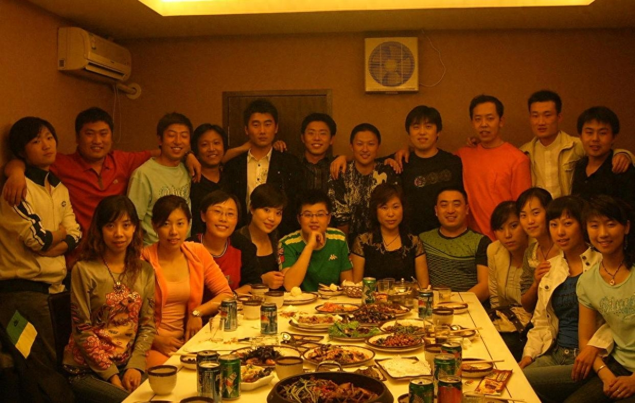 Đi họp lớp, hoa khôi bất ngờ hỏi vay 1,8 tỷ: Cả bàn bỏ về, chỉ mình tôi đồng ý và lời nói sau đó khiến tôi đơ người- Ảnh 2. Đi họp lớp, hoa khôi bất ngờ hỏi vay 1,8 tỷ: Cả bàn bỏ về, chỉ mình tôi đồng ý và lời nói sau đó khiến tôi đơ người- Ảnh 2.