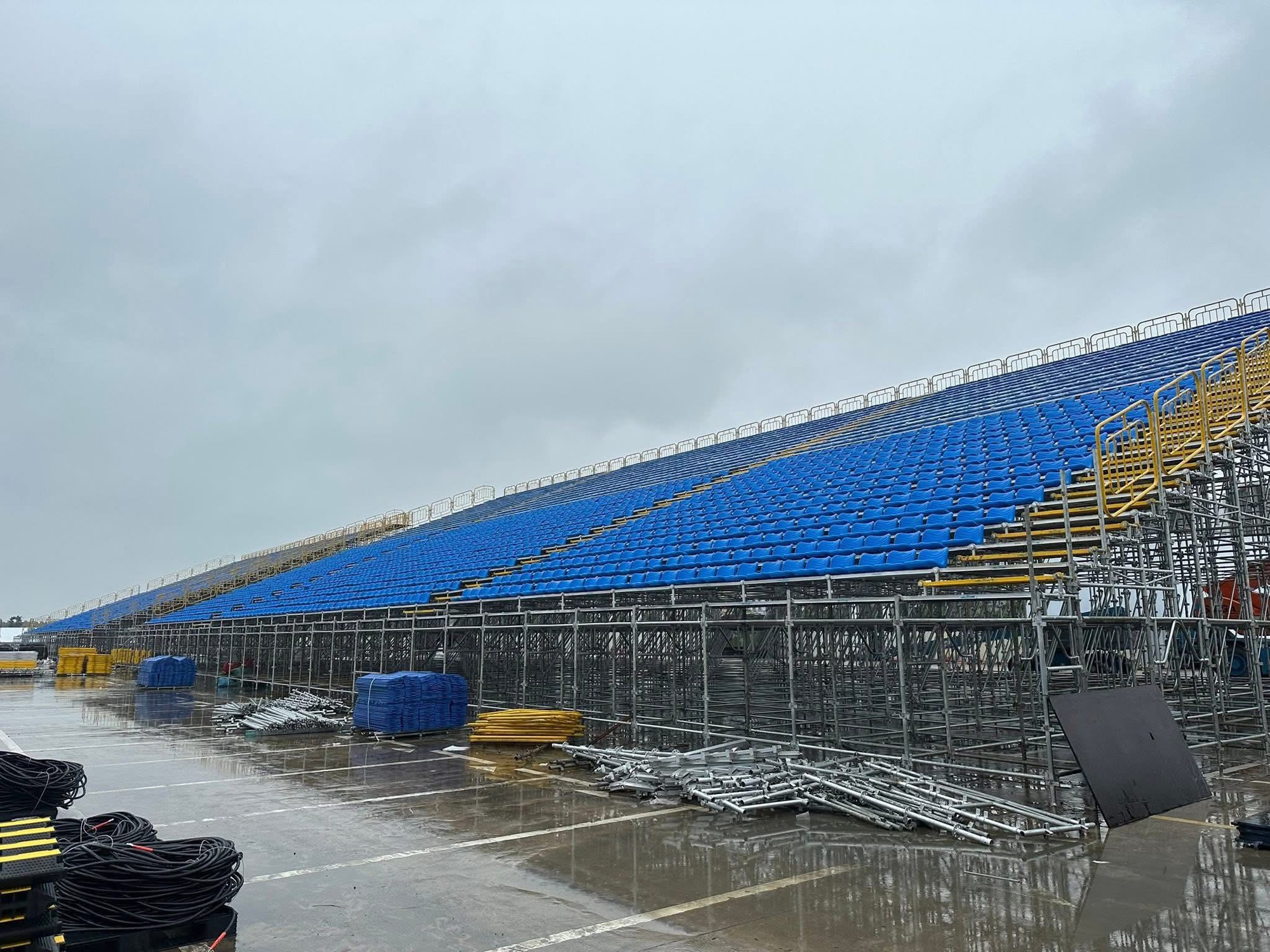 Còn 1 tuần đến concert G-Dragon ở Hà Nội: Sân khấu sắp thành hình, âm thanh ánh sáng được lắp đặt hoành tráng!- Ảnh 6.