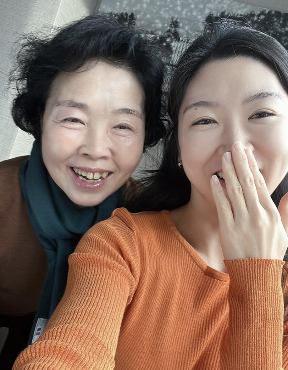 Mê mẩn làn da tuổi U70 của mẹ tôi: Bí quyết được cất trong tủ lạnh, sáng nào bà cũng mang ra dùng- Ảnh 2.