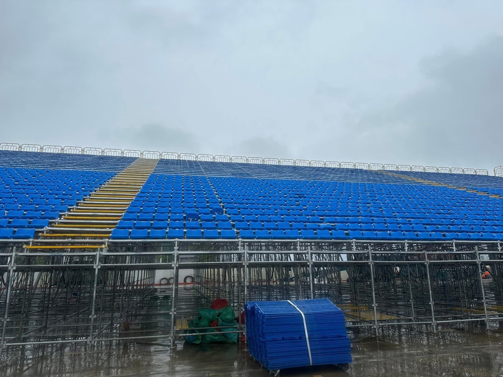 Còn 1 tuần đến concert G-Dragon ở Hà Nội: Sân khấu sắp thành hình, âm thanh ánh sáng được lắp đặt hoành tráng!- Ảnh 7.