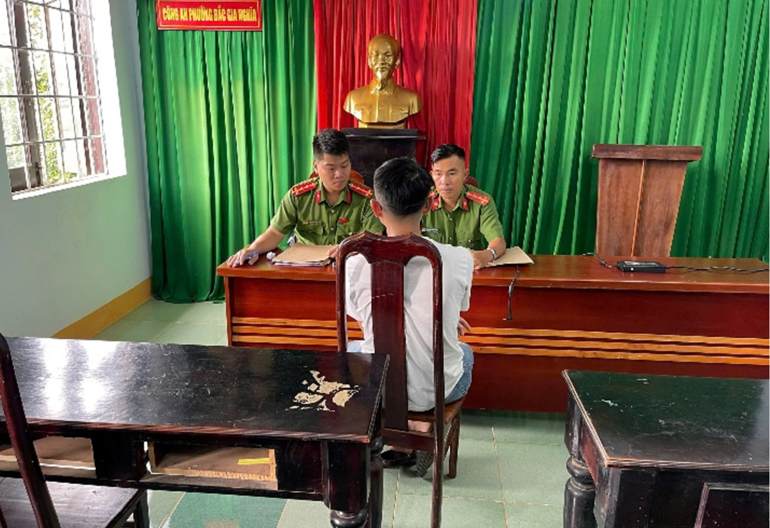 Xử phạt kẻ lập nhóm Facebook đăng tin sai sự thật về tiệm vàng- Ảnh 2. Xử phạt kẻ lập nhóm Facebook đăng tin sai sự thật về tiệm vàng- Ảnh 2.