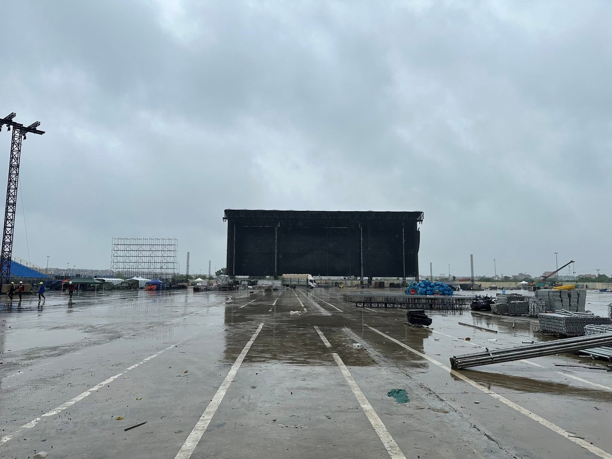 Còn 1 tuần đến concert G-Dragon ở Hà Nội: Sân khấu sắp thành hình, âm thanh ánh sáng được lắp đặt hoành tráng!- Ảnh 3.