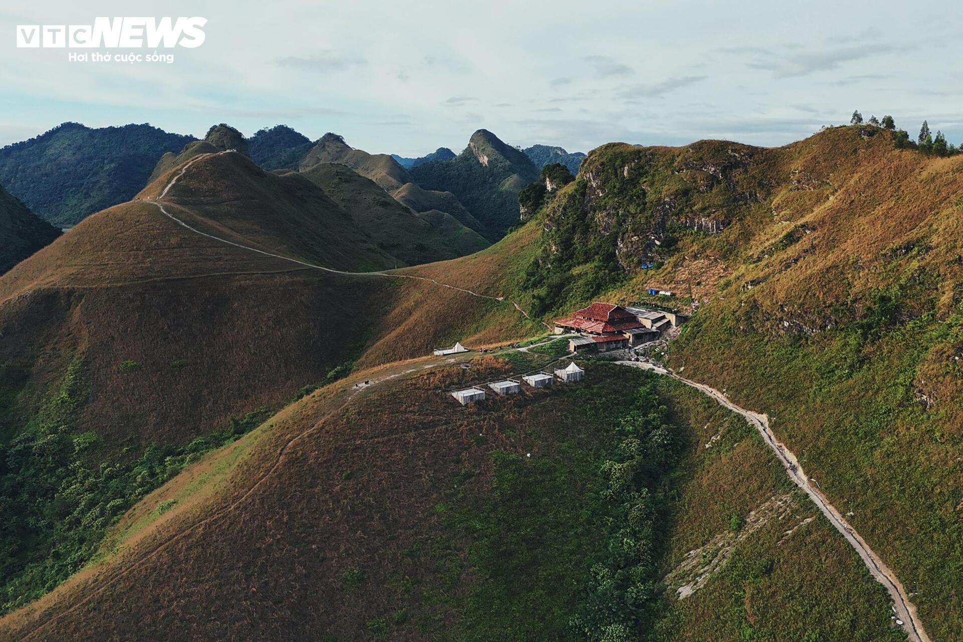 Mùa cỏ cháy phủ vàng đồi Ba Quáng giữa núi rừng Cao Bằng- Ảnh 11. Mùa cỏ cháy phủ vàng đồi Ba Quáng giữa núi rừng Cao Bằng- Ảnh 11.