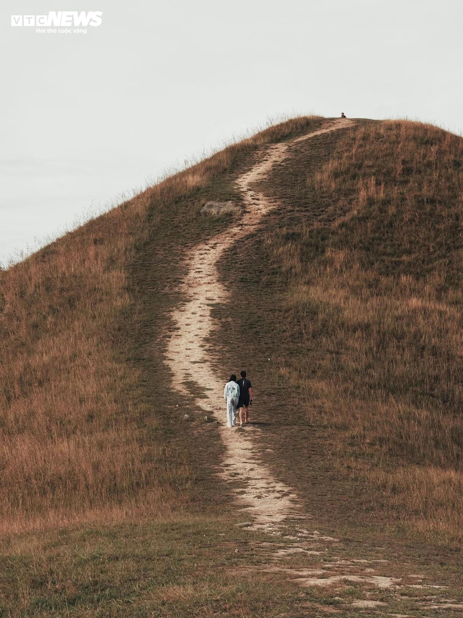 Mùa cỏ cháy phủ vàng đồi Ba Quáng giữa núi rừng Cao Bằng- Ảnh 9. Mùa cỏ cháy phủ vàng đồi Ba Quáng giữa núi rừng Cao Bằng- Ảnh 9.