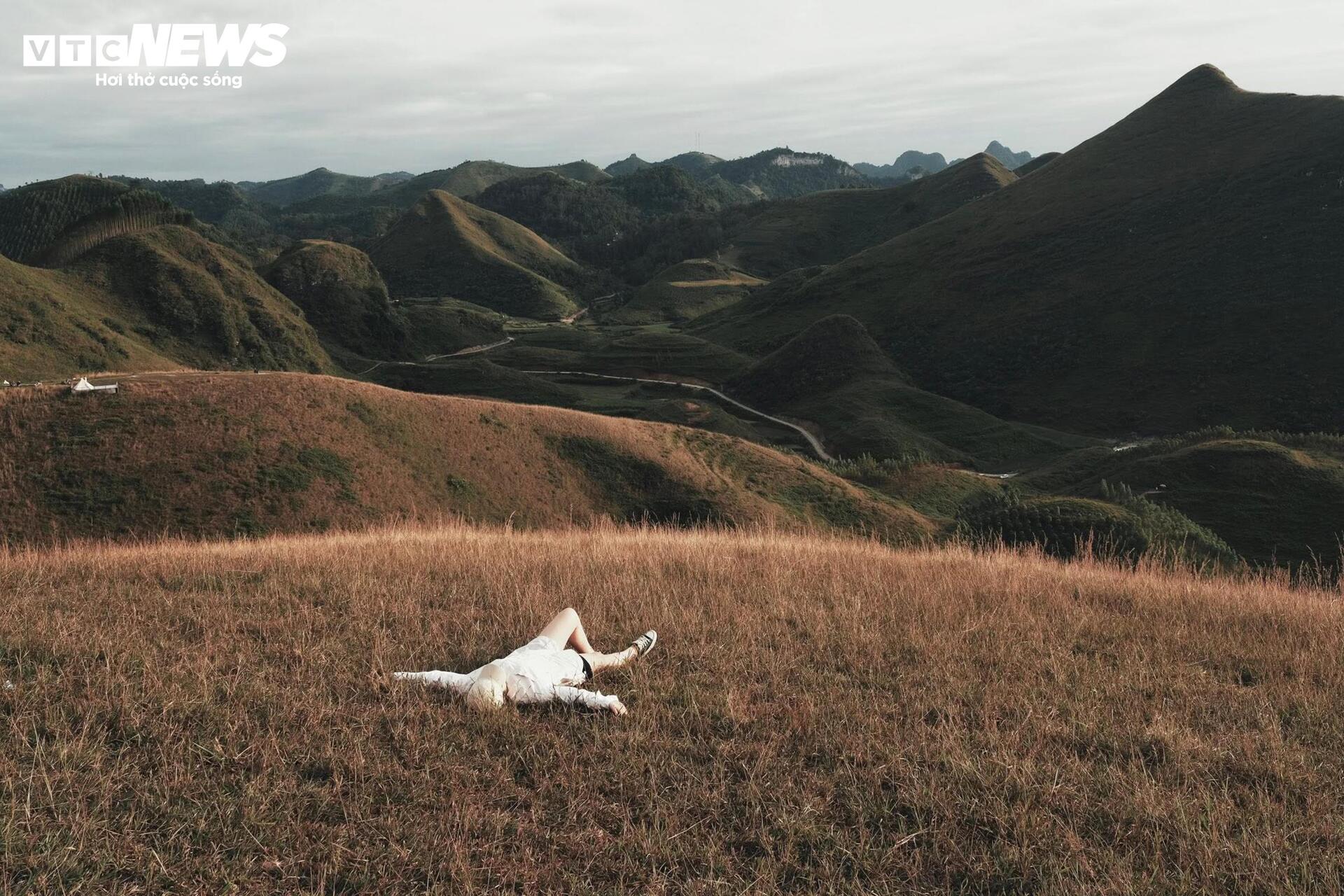 Mùa cỏ cháy phủ vàng đồi Ba Quáng giữa núi rừng Cao Bằng- Ảnh 10. Mùa cỏ cháy phủ vàng đồi Ba Quáng giữa núi rừng Cao Bằng- Ảnh 10.