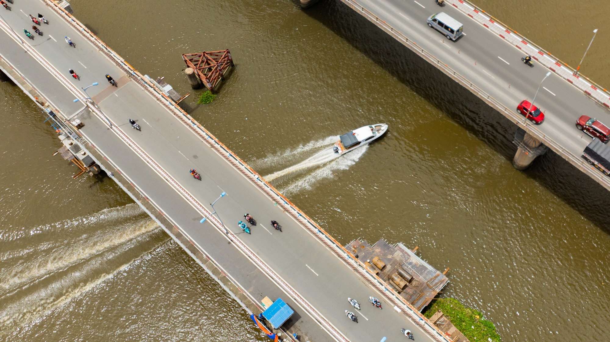 Một tháng thần tốc: Cầu 11.000 tấn được nâng lên 1,08m nhờ 100 "người khổng lồ thép" làm chủ công nghệ phức tạp, tạo kỳ tích chưa từng có tiền lệ ở Việt Nam- Ảnh 3. Một tháng thần tốc: Cây cầu 11.000 tấn được nâng lên 1,08m nhờ vào 100