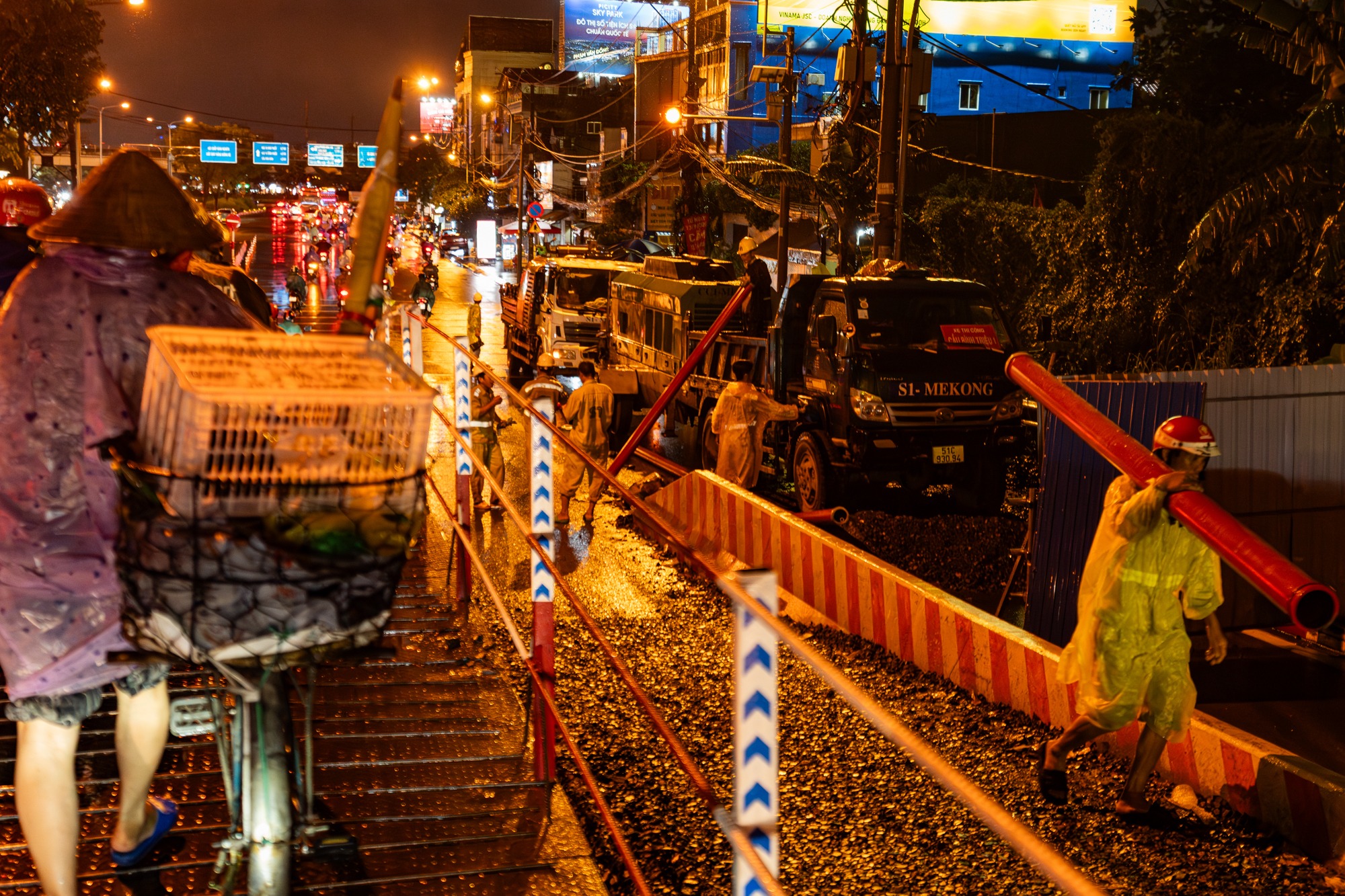 Một tháng thần tốc: Cầu 11.000 tấn được nâng lên 1,08m nhờ 100 "người khổng lồ thép" làm chủ công nghệ phức tạp, tạo kỳ tích chưa từng có tiền lệ ở Việt Nam- Ảnh 2. Một tháng thần tốc: Cây cầu 11.000 tấn được nâng lên 1,08m nhờ vào 100