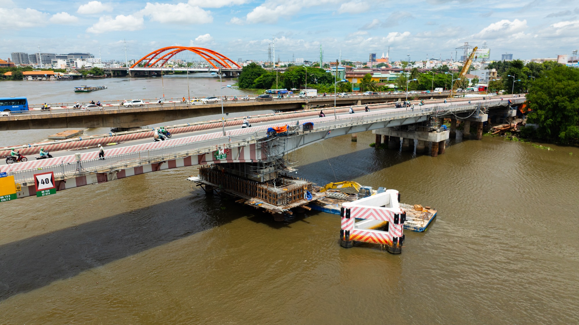 Một tháng thần tốc: Cầu 11.000 tấn được nâng lên 1,08m nhờ 100 "người khổng lồ thép" làm chủ công nghệ phức tạp, tạo kỳ tích chưa từng có tiền lệ ở Việt Nam- Ảnh 1. Một tháng thần tốc: Cây cầu 11.000 tấn được nâng lên 1,08m nhờ vào 100