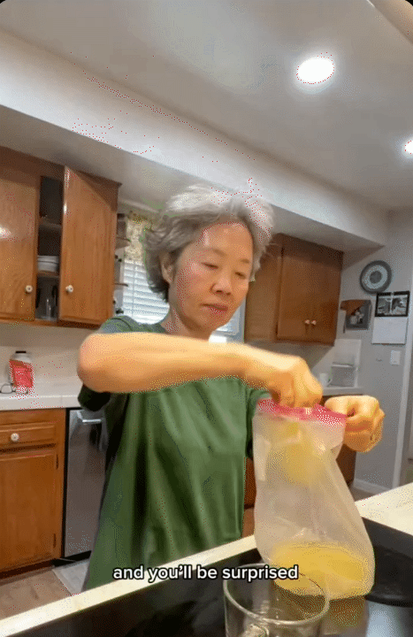 Mê mẩn làn da tuổi U70 của mẹ tôi: Bí quyết được cất trong tủ lạnh, sáng nào bà cũng mang ra dùng- Ảnh 5.