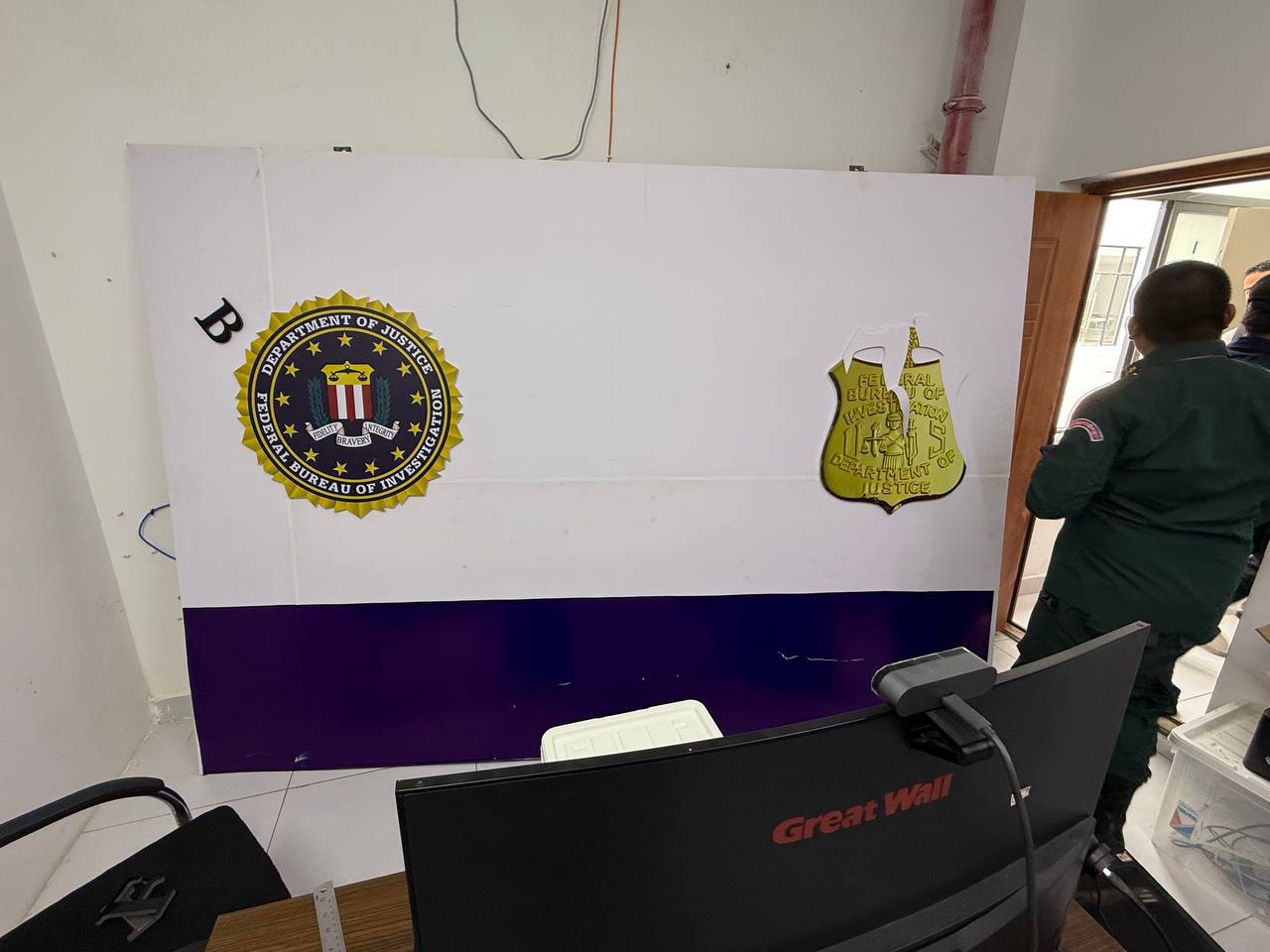 24 buồng gọi, 19 hộ chiếu, 20 điện thoại và phông nền FBI: Đột kích bên trong hang ổ lừa đảo xuyên quốc gia tại Campuchia- Ảnh 3.