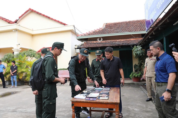 Hình ảnh bắt 66 đối tượng trong tổ chức lừa đảo tại Campuchia do “bà trùm” người Việt cầm đầu- Ảnh 4. Hình ảnh bắt 66 đối tượng trong tổ chức lừa đảo tại Campuchia do “bà trùm” người Việt cầm đầu- Ảnh 4.