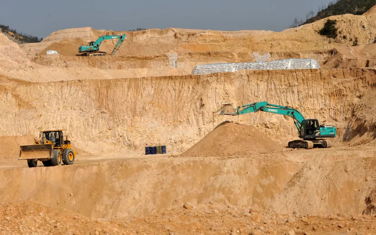 Công nhân khai thác tại mỏ đất hiếm ở tỉnh Giang Tây, Trung Quốc. (Ảnh: Chinatopix/AP)