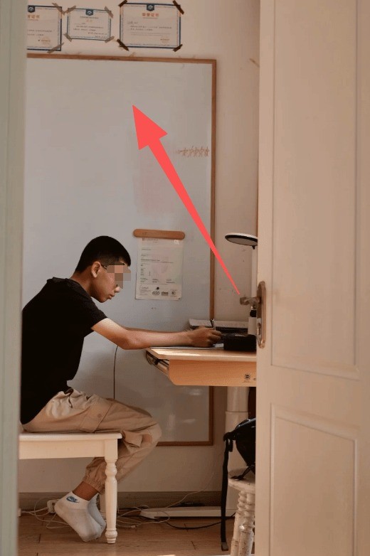 Bức ảnh chụp phòng con trai tuổi dậy thì khiến dân mạng nghẹt thở- Ảnh 2.