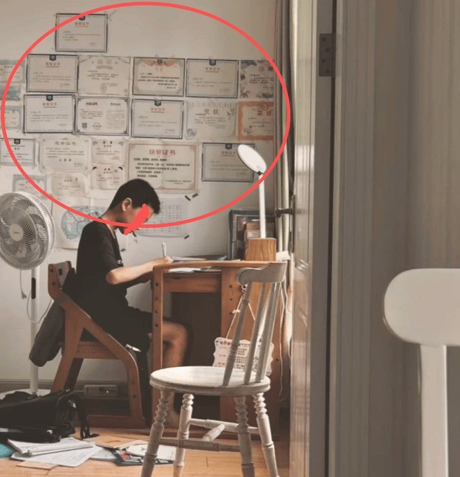 Bức ảnh chụp phòng con trai tuổi dậy thì khiến dân mạng nghẹt thở- Ảnh 1.