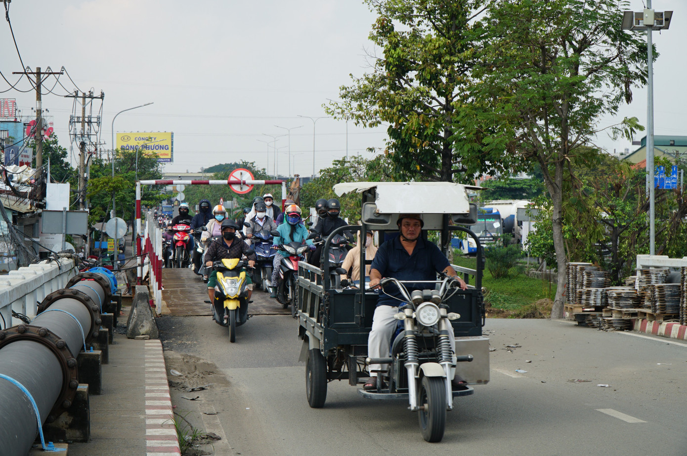 'Thần đèn' nâng cây cầu trên tuyến huyết mạch TPHCM lên 1,25 m- Ảnh 4. 'Thần đèn' nâng cây cầu trên tuyến huyết mạch TPHCM lên 1,25 m- Ảnh 4.