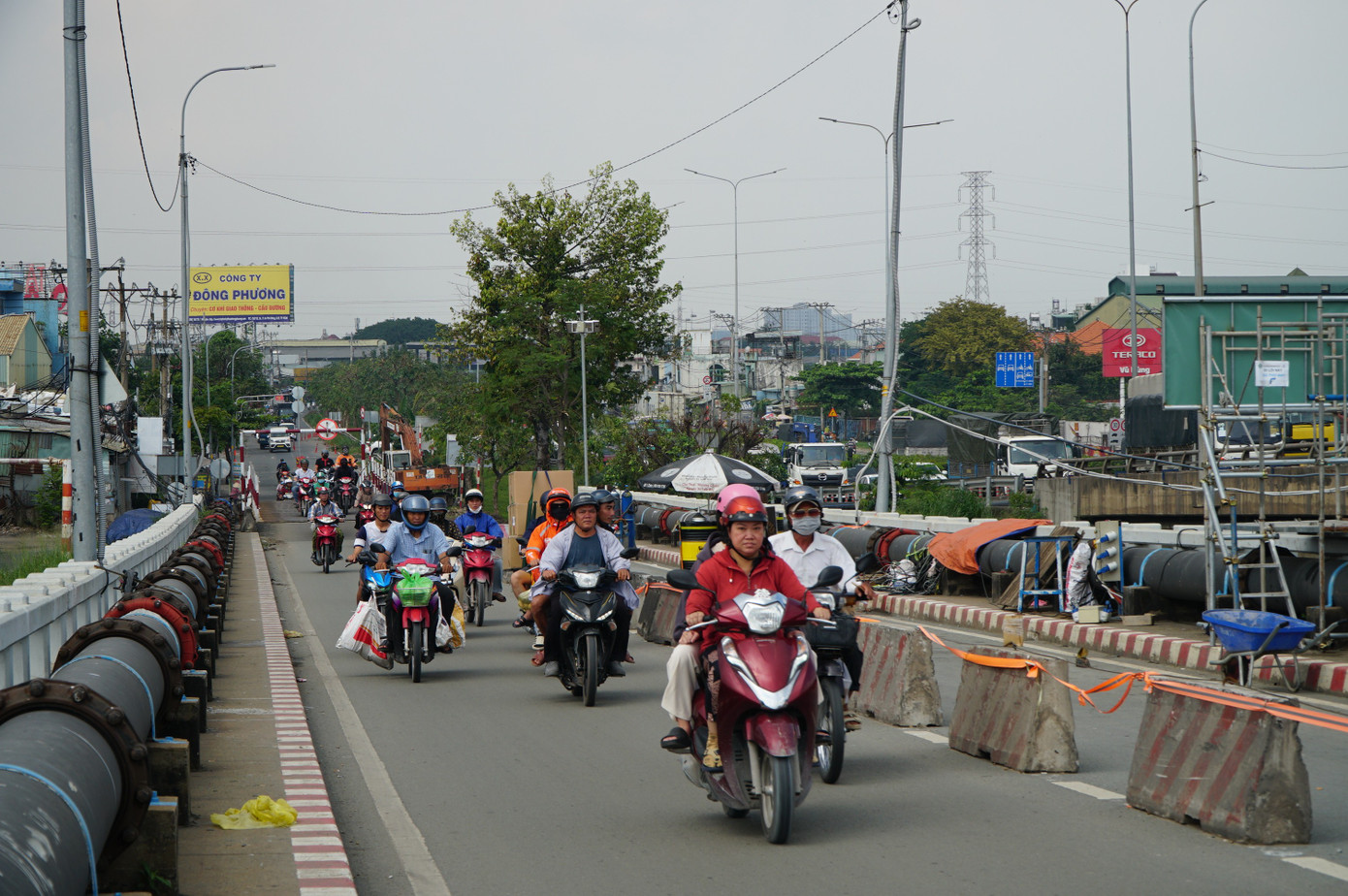 'Thần đèn' nâng cây cầu trên tuyến huyết mạch TPHCM lên 1,25 m- Ảnh 5. 'Thần đèn' nâng cây cầu trên tuyến huyết mạch TPHCM lên 1,25 m- Ảnh 5.