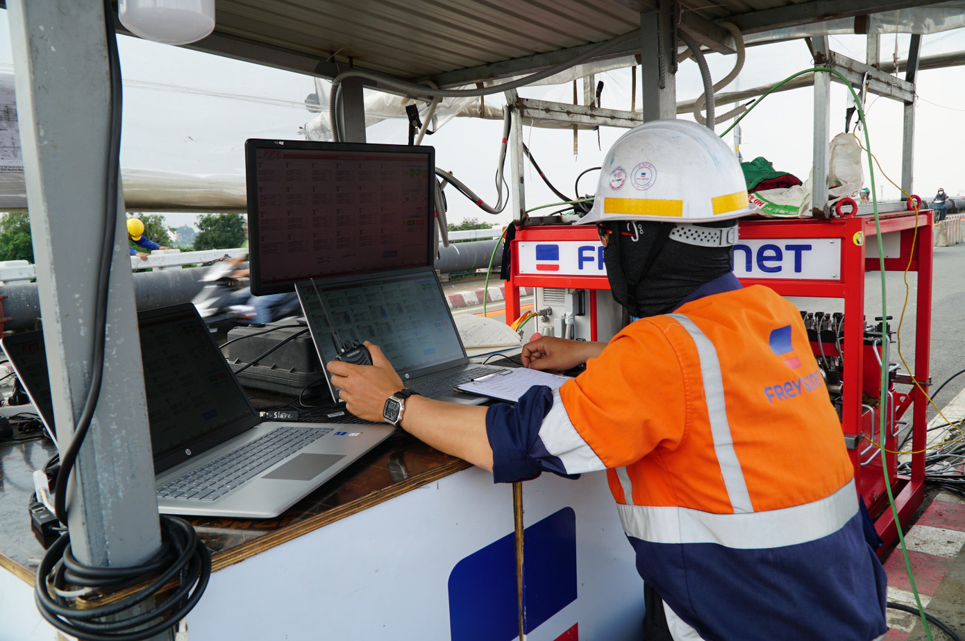 'Thần đèn' nâng cây cầu trên tuyến huyết mạch TPHCM lên 1,25 m- Ảnh 7. 'Thần đèn' nâng cây cầu trên tuyến huyết mạch TPHCM lên 1,25 m- Ảnh 7.