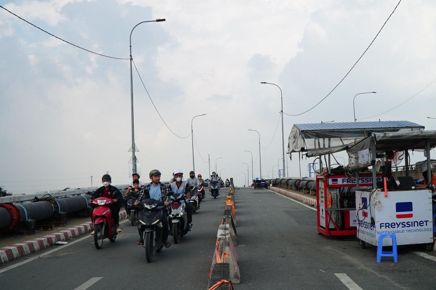 'Thần đèn' nâng cây cầu trên tuyến huyết mạch TPHCM lên 1,25 m- Ảnh 9. 'Thần đèn' nâng cây cầu trên tuyến huyết mạch TPHCM lên 1,25 m- Ảnh 9.