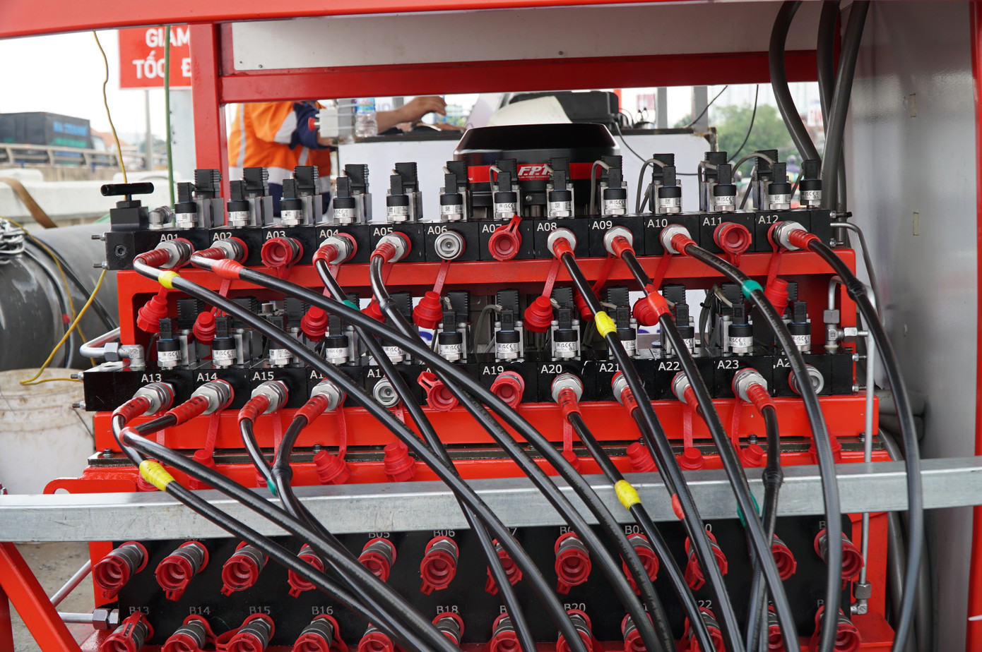 'Thần đèn' nâng cây cầu trên tuyến huyết mạch TPHCM lên 1,25 m- Ảnh 8. 'Thần đèn' nâng cây cầu trên tuyến huyết mạch TPHCM lên 1,25 m- Ảnh 8.