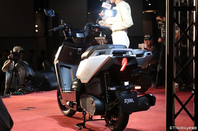 Xuất hiện xe tay ga siêu tiết kiệm nhiên liệu: 1 lít xăng đi hơn 100 km- Ảnh 3. Xuất hiện xe tay ga siêu tiết kiệm nhiên liệu: 1 lít xăng đi hơn 100 km- Ảnh 3.