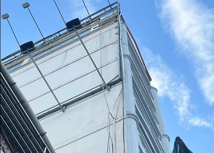 Thợ sơn rơi từ tầng cao xuống đất ở trung tâm TP HCM- Ảnh 1. Thợ sơn rơi từ tầng cao xuống đất ở trung tâm TP HCM- Ảnh 1.