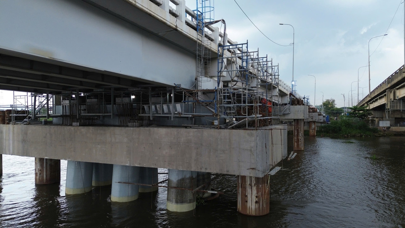 'Thần đèn' nâng cây cầu trên tuyến huyết mạch TPHCM lên 1,25 m- Ảnh 2. 'Thần đèn' nâng cây cầu trên tuyến huyết mạch TPHCM lên 1,25 m- Ảnh 2.