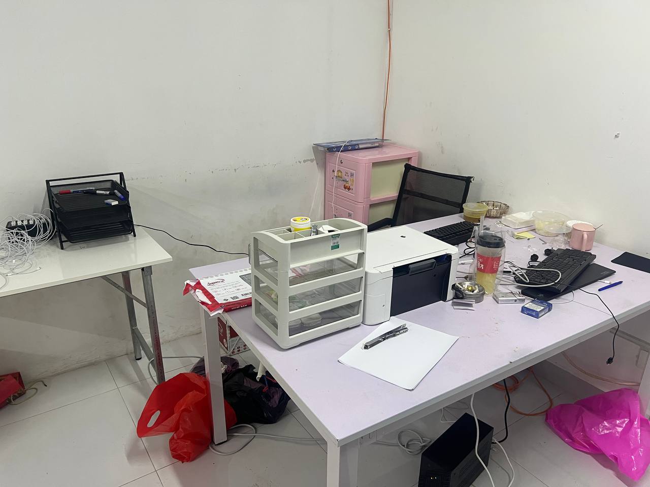 24 buồng gọi, 19 hộ chiếu, 20 điện thoại và phông nền FBI: Đột kích bên trong hang ổ lừa đảo xuyên quốc gia tại Campuchia- Ảnh 5.