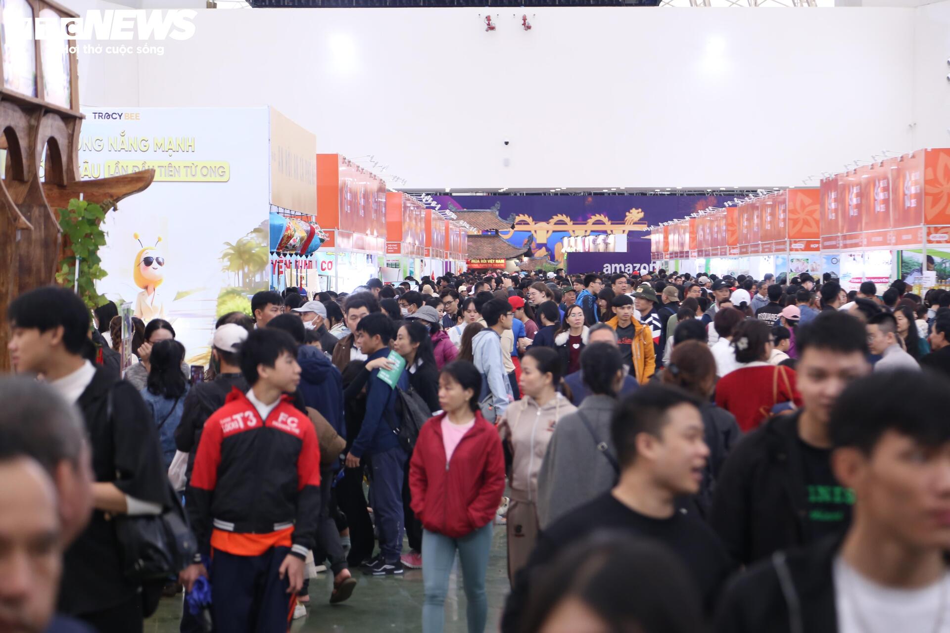 Tượng 'Phúc Long Tụ Bảo' mạ vàng giá hơn nửa tỷ đồng tại Hội chợ Mùa Thu 2025- Ảnh 2.