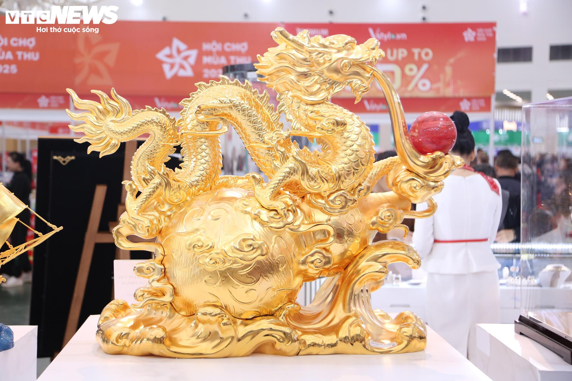 Tượng 'Phúc Long Tụ Bảo' mạ vàng giá hơn nửa tỷ đồng tại Hội chợ Mùa Thu 2025- Ảnh 3.
