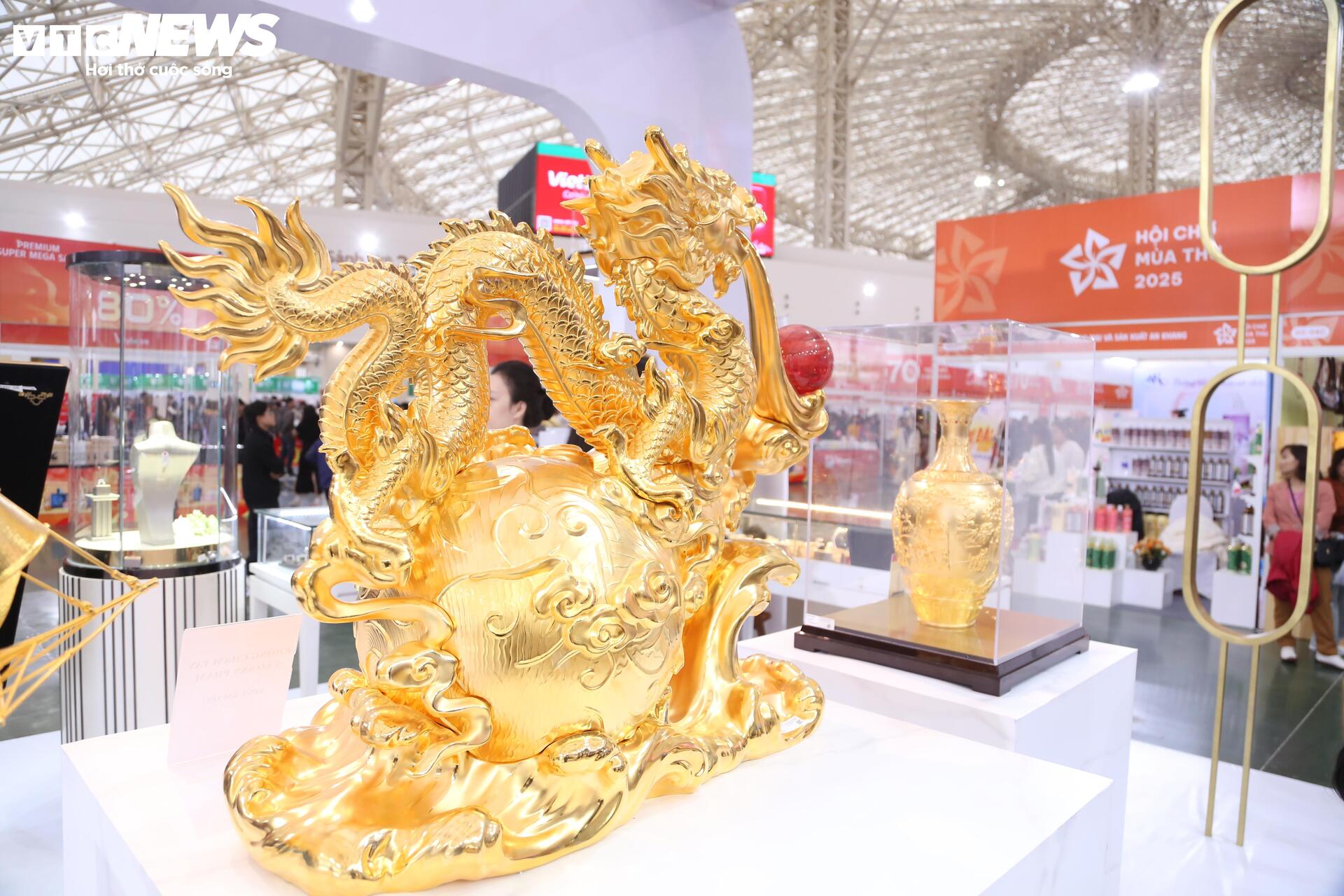 Tượng 'Phúc Long Tụ Bảo' mạ vàng giá hơn nửa tỷ đồng tại Hội chợ Mùa Thu 2025- Ảnh 6.