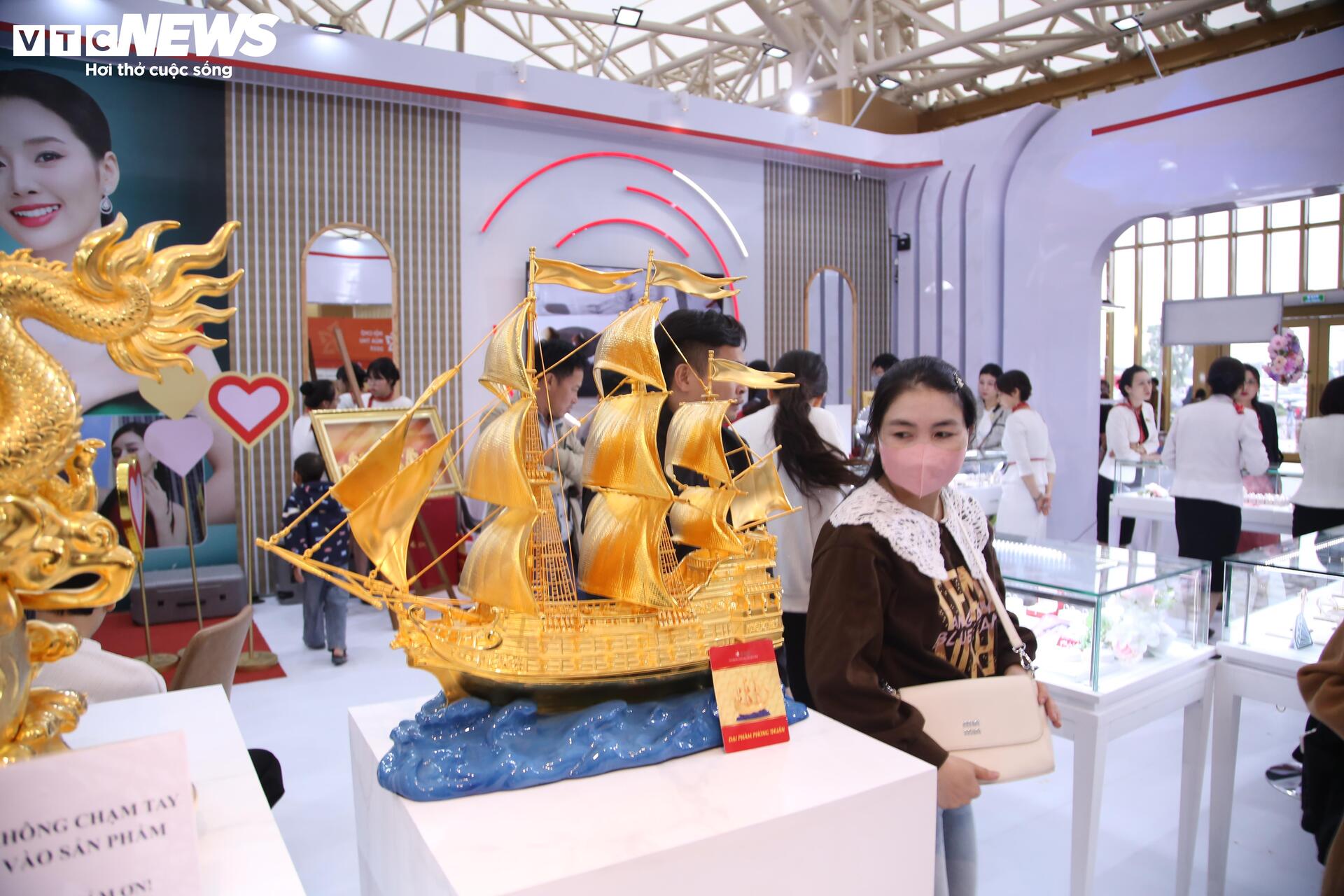 Tượng 'Phúc Long Tụ Bảo' mạ vàng giá hơn nửa tỷ đồng tại Hội chợ Mùa Thu 2025- Ảnh 9.