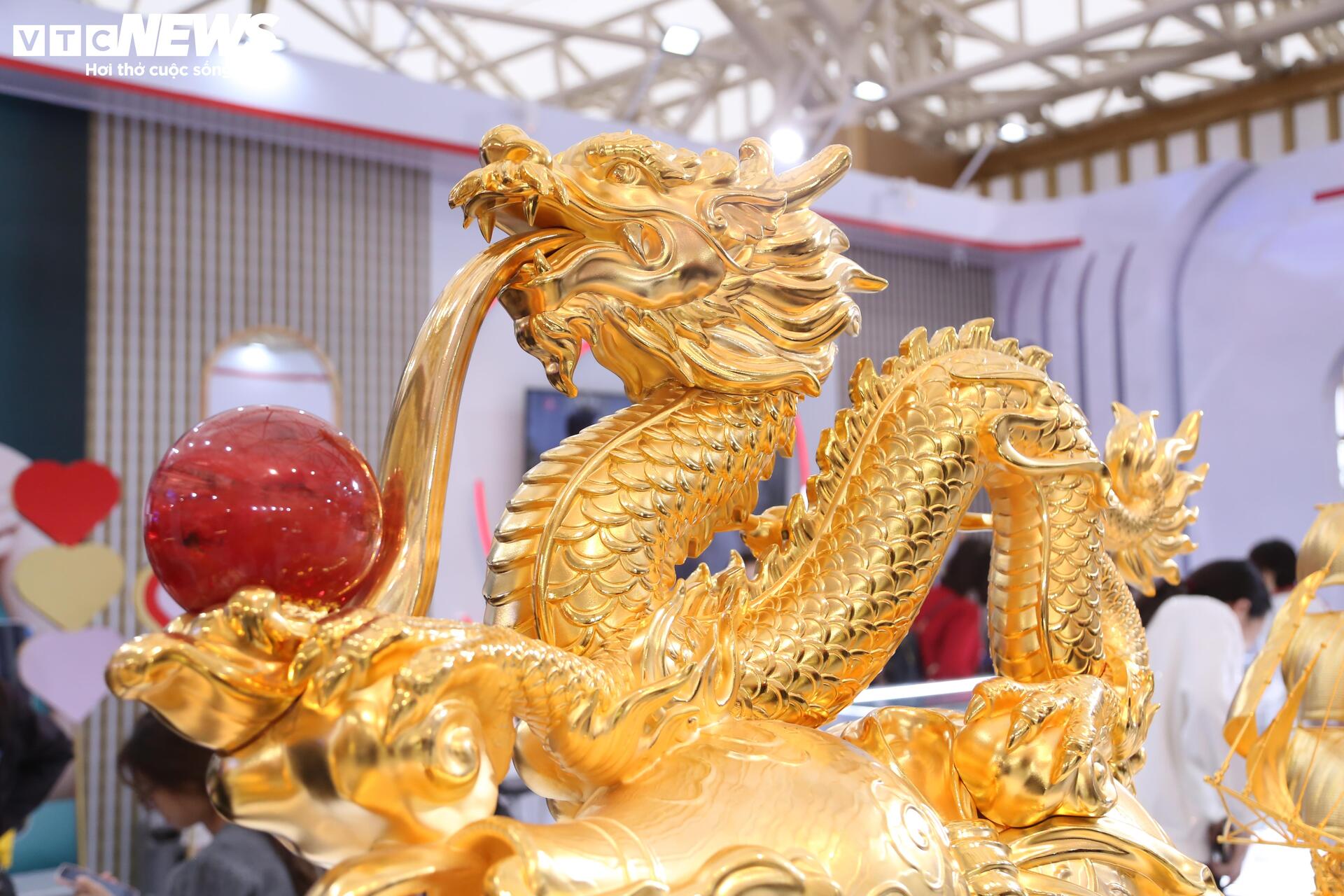 Tượng 'Phúc Long Tụ Bảo' mạ vàng giá hơn nửa tỷ đồng tại Hội chợ Mùa Thu 2025- Ảnh 4.