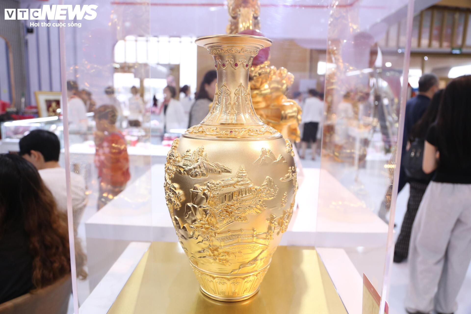 Tượng 'Phúc Long Tụ Bảo' mạ vàng giá hơn nửa tỷ đồng tại Hội chợ Mùa Thu 2025- Ảnh 8.