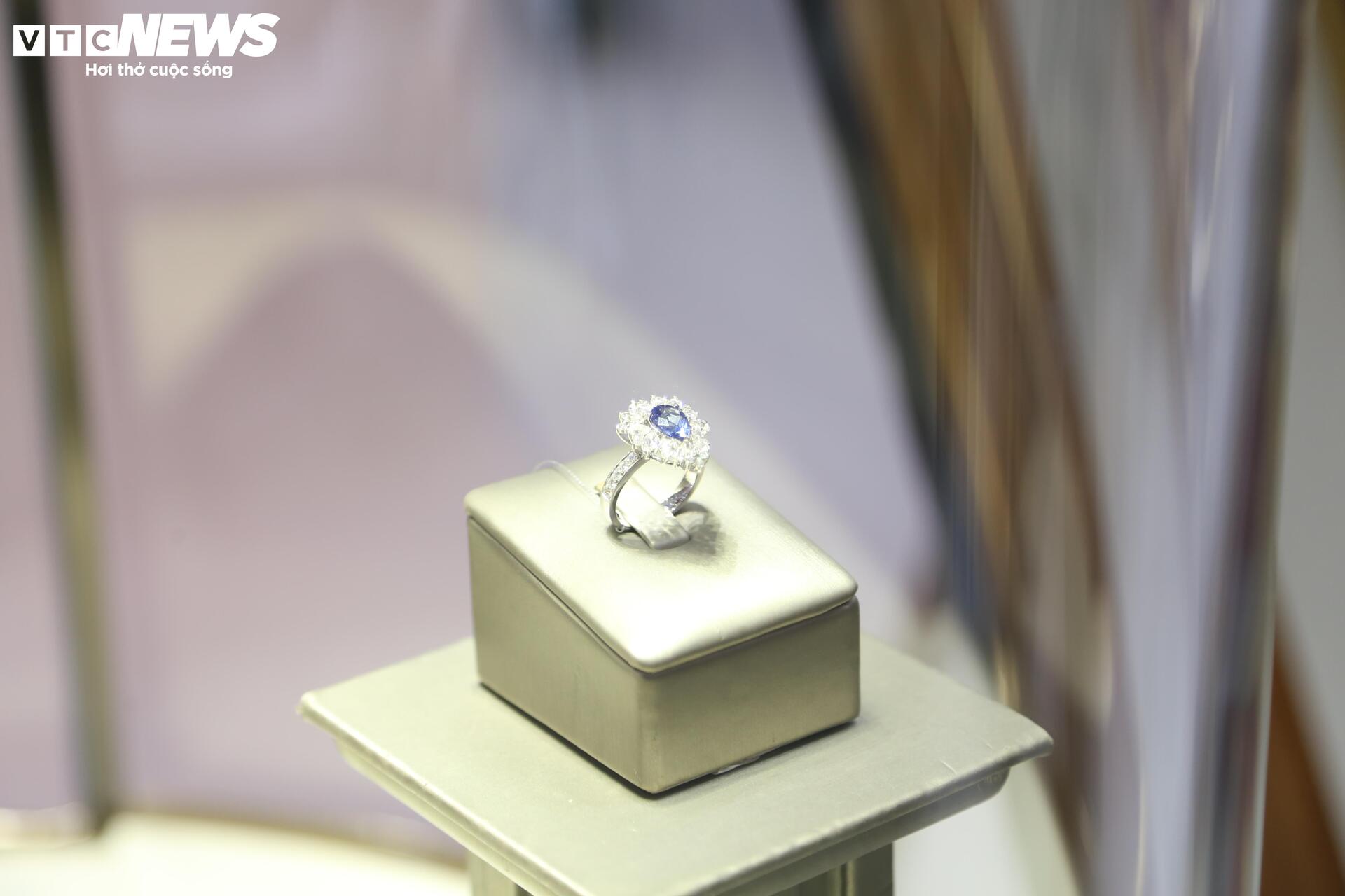 Tượng 'Phúc Long Tụ Bảo' mạ vàng giá hơn nửa tỷ đồng tại Hội chợ Mùa Thu 2025- Ảnh 12.