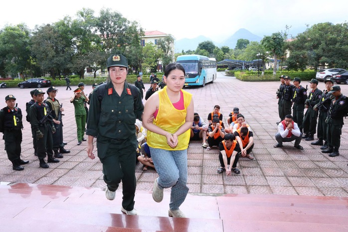 Hình ảnh bắt 66 đối tượng trong tổ chức lừa đảo tại Campuchia do “bà trùm” người Việt cầm đầu- Ảnh 9. Hình ảnh bắt 66 đối tượng trong tổ chức lừa đảo tại Campuchia do “bà trùm” người Việt cầm đầu- Ảnh 9.