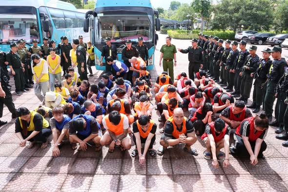 Hình ảnh bắt 66 đối tượng trong tổ chức lừa đảo tại Campuchia do “bà trùm” người Việt cầm đầu- Ảnh 6. Hình ảnh bắt 66 đối tượng trong tổ chức lừa đảo tại Campuchia do “bà trùm” người Việt cầm đầu- Ảnh 6.