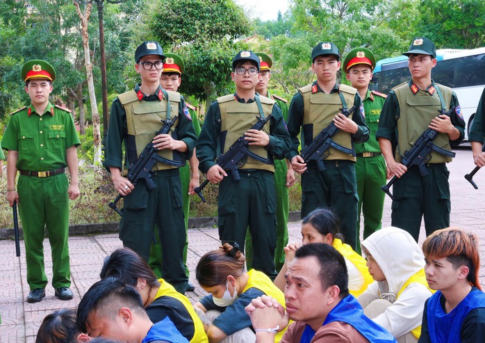 Hình ảnh bắt 66 đối tượng trong tổ chức lừa đảo tại Campuchia do “bà trùm” người Việt cầm đầu- Ảnh 5. Hình ảnh bắt 66 đối tượng trong tổ chức lừa đảo tại Campuchia do “bà trùm” người Việt cầm đầu- Ảnh 5.